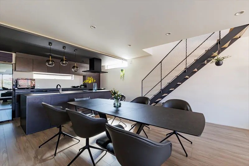 大きなダイニングテーブルを中心にしたコミュニケーション設計