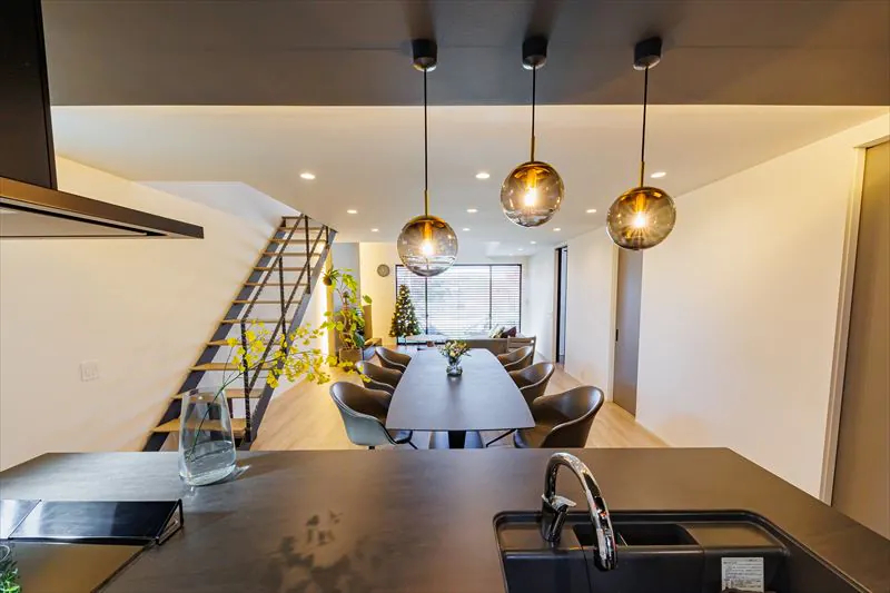 リビングダイニングと一体となったオープンキッチン