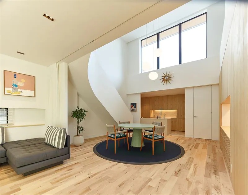 眺望を取り込んだホームパーティー向きのリビング